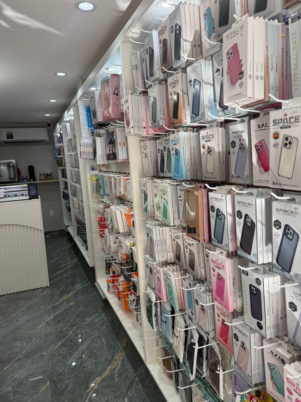 Ambiente interno da loja RB Cell Imports